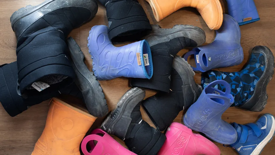 Kasa erivärisiä saappaita.