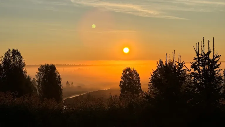 Minna Rantapään kotipihan näkymä auringonlaskun aikaan.