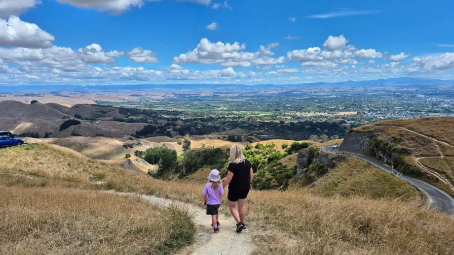 Pinja Funnell kävelemässä Te Mata Peak -vuoriston polkua lapsensa kanssa.