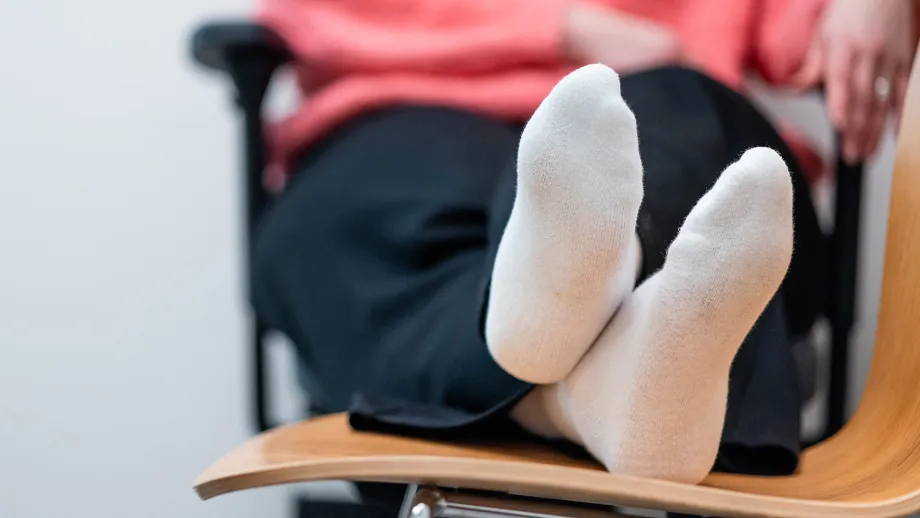 Jalat lepäämässä tuolin päällä.