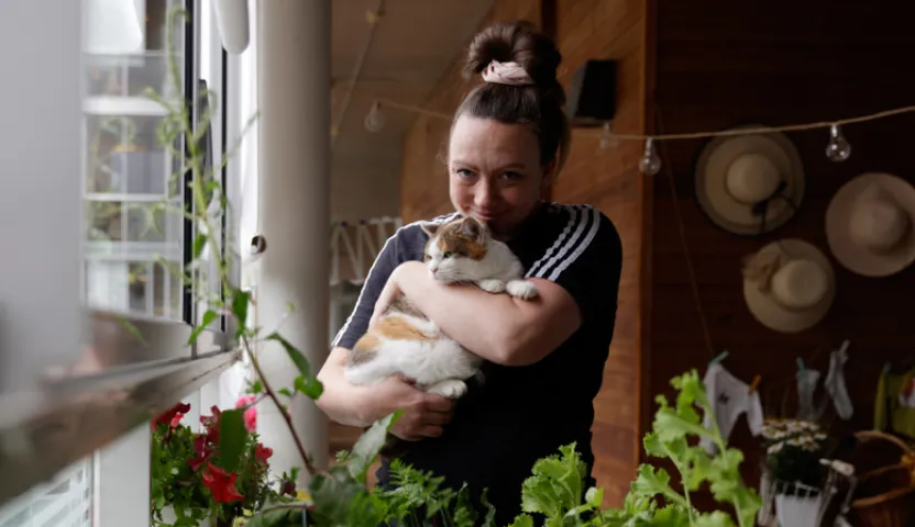 Kiia Malin Miiru-kissa sylissään.