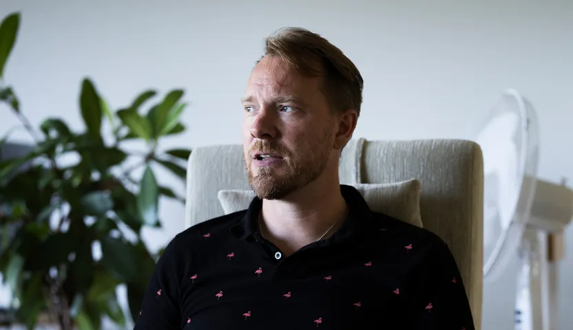 Teemu Leivo katsoo vasemmalle.