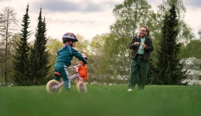 Nooa Sammalkäpy leikkii puistossa lasten kanssa.