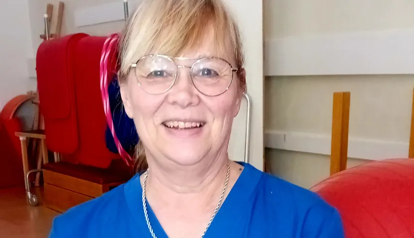 Lena Lindström katsoo suoraan kameraan.