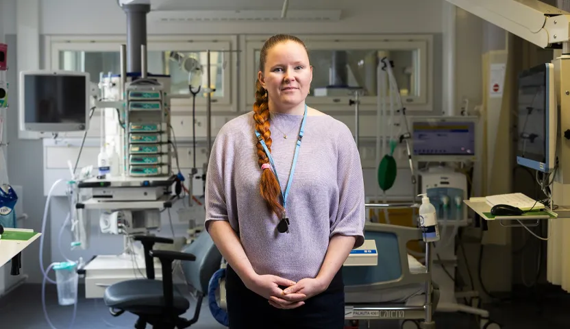 Sonja Jukunen seisoo siviilivaatteissa sairaalan hoitohuoneessa.