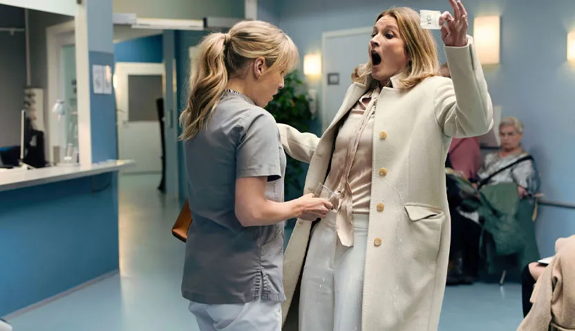 Syke-elokuvan rooleissa muun muassa Helmi-Leena Nummela ja Matleena Kuusiniemi, jotka näyttelevät kuvassa kohtausta, jossa vesimuki kaatuu Matleenan päälle.