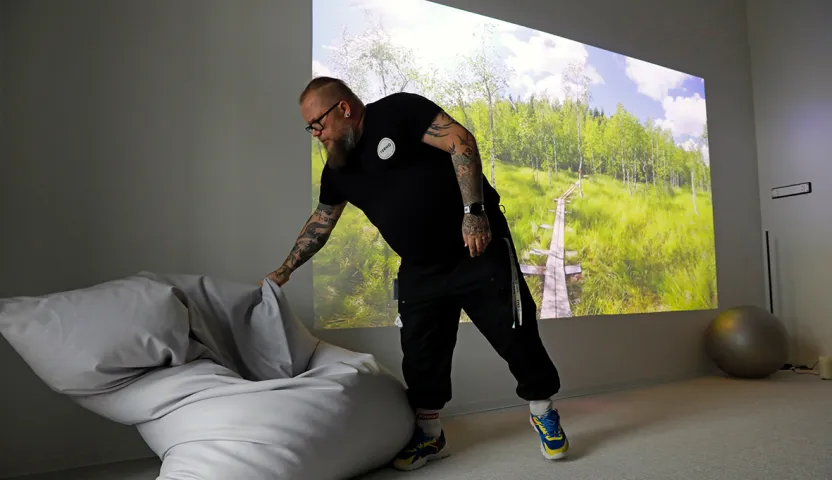 Ville Päivärinta kokeilee säkkituolia aistihuoneessa.