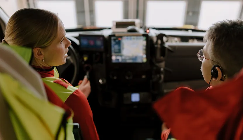 Ensihoitaja Essi Lilja ja ensihoitajaopiskelija Veeti Soini ambulanssissa
