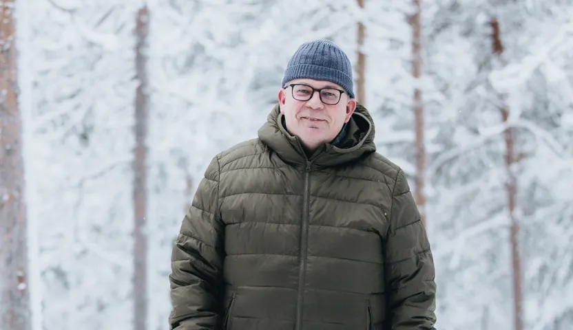 Mika Koutala lumisessa metsässä.