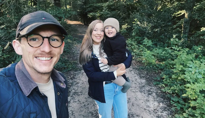 Sjoerd, Suvi ja Daniël ulkoilevat lähimetsässä. 