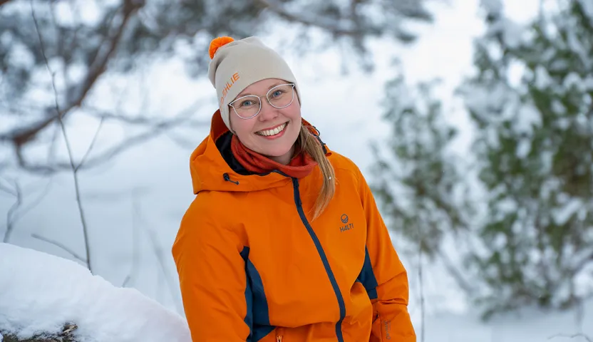 Maija Lipponen lumisessa metsässä.