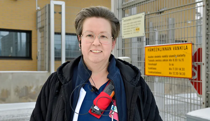 Sairaanhoitaja Vilma Aarresuo Hämeenlinnan vankilan edessä.