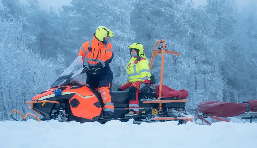 Asko Rauhala kuljettaa Veera Pitkästä moottorikelkan kyydissä.