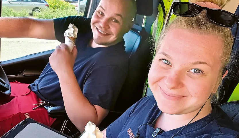 Topi ja Aada Rosenberg ambulanssin etupenkillä jäätelöä syömässä.
