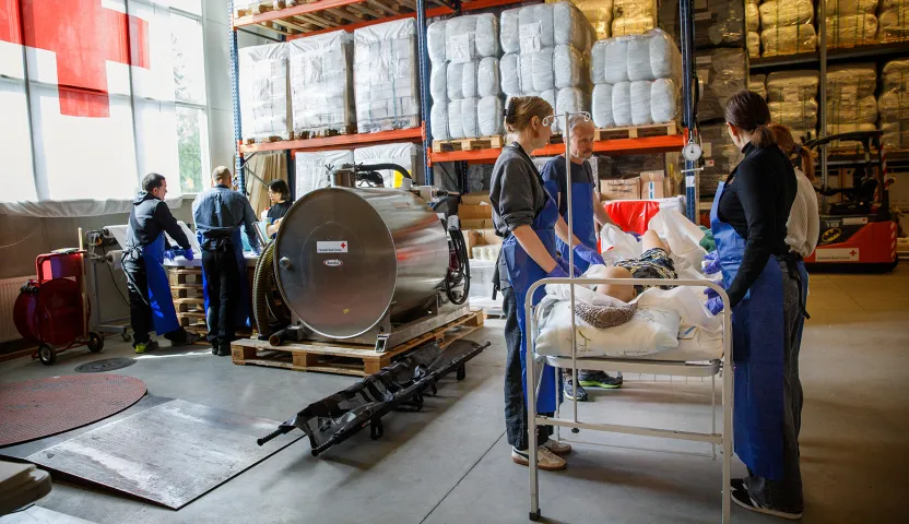 SPR:n katastrofivalmiusyksikkö harjoittelemassa isossa hallissa.