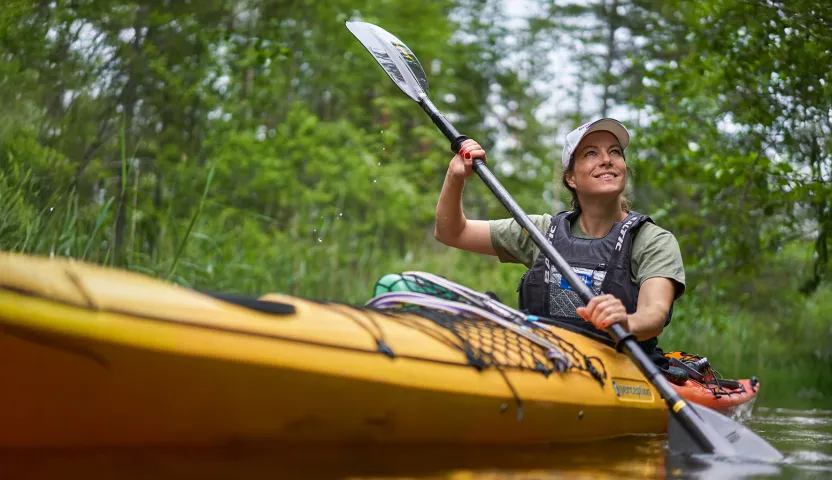 Taru Kaljunen kanootissa.