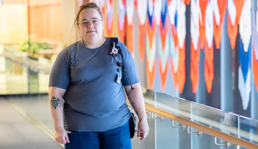 Riitta Rytilahti työpaikkansa käytävällä kävelemässä.