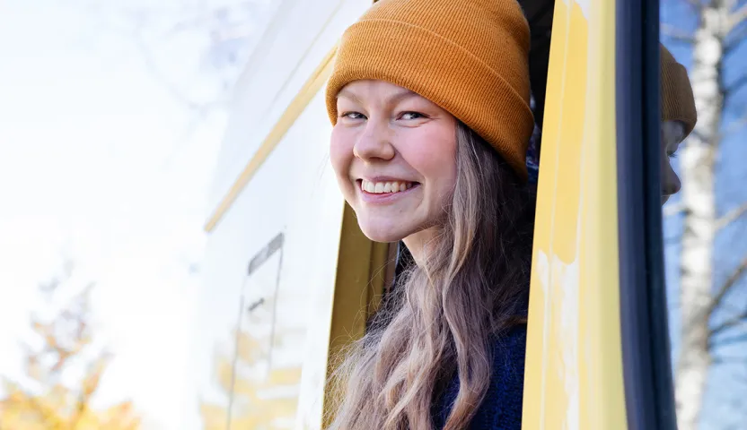 Anniina Tuokkola kurkkaa auton ikkunasta.