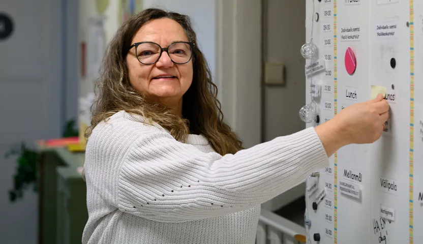 Agneta Backlund tekee päiväohjelmaa valkoiselle muistitaululle.