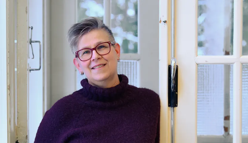 Tiina Skog katsoo suoraan kameraan.