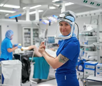 Sairaanhoitaja Laura Juntunen valmistautuu uuteen leikkaukseen.