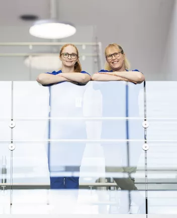 Anna-Miia Niskanen ja Minna Montonen vastaavat osaston imetysohjaajakoulutuksesta.