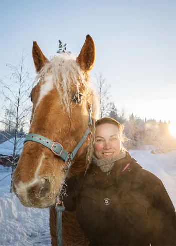 Terveydenhoitaja Nina Salonen ja Peppi-hevonen.