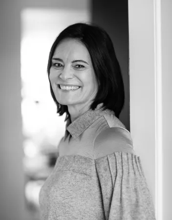 Toimittaja, tietokirjailija ja logoterapeutti Hanna Jensen mustavalkokuvassa.