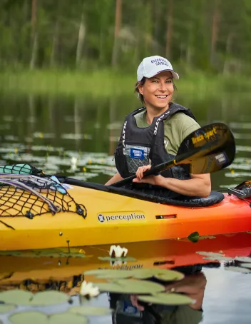 Taru Kaljunen istuu kanootissa.