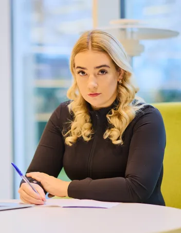 Cecilia Suomi laskemassa lääkelaskuja. Katse kameraan.