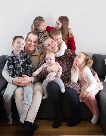 Rosenbergin perhe istuu sohvalla.