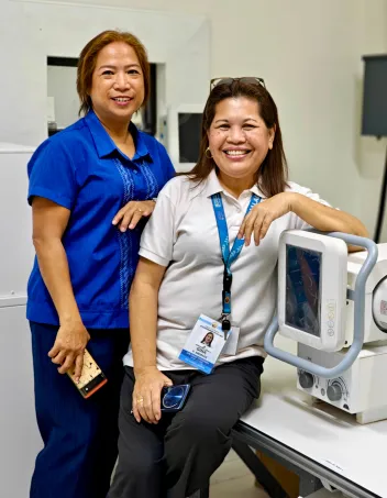 race Robaynshi ja Melanie de Guyman seisovat vierekkäin. Katse kameraan.