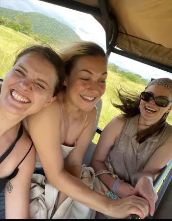 Nita Ramponen, Emmi Seppänen ja Katja Tolonen Liwonden kansallispuistossa safariajelulla.