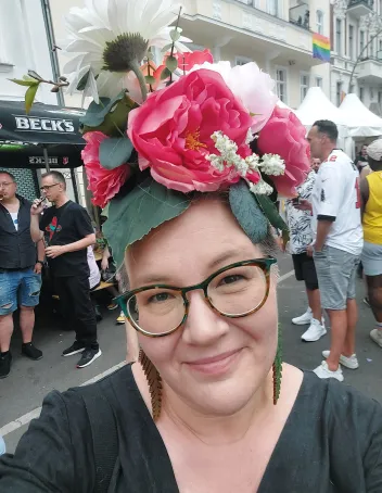 Anne Meriläinen kukkahattu päässään.