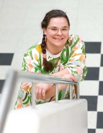 Annika Orrenmaa hymyilee rappusten alapäässä.