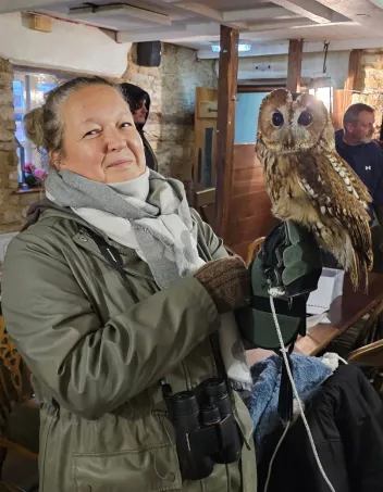 Taija Nenonen kädellään pöllö.