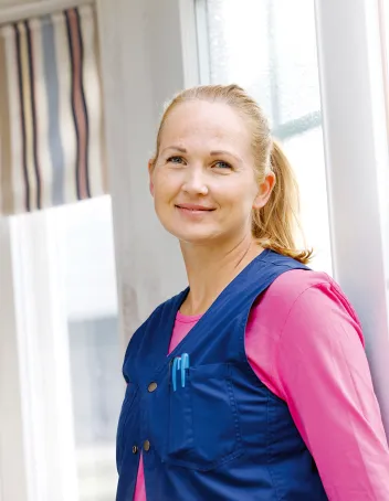 Sairaanhoitaja kotikäynnillä vanhuksen kotona.
