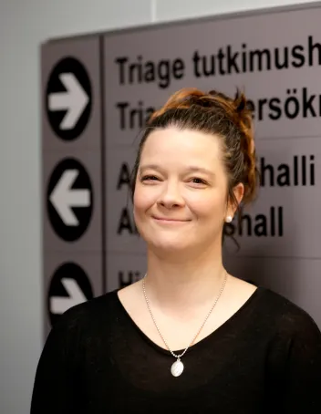 Sairaanhoitaja Hanna Heikkilä Syke-elokuvan kuvauksissa.