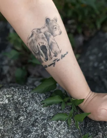Kuva sairaanhoitaja Mirva Virtasen käsivarressa olevasta karhunpentu-tatuoinnista.