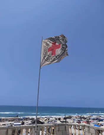 Punaisen ristin lippu liehuu lipputangossa Gazassa.