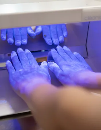 Black box ja kädet ultraviolettivalon alla.