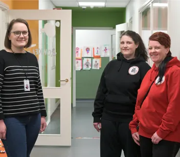 Lastenhoitajat Marlene  Key-Alhonpää (kesk.) ja Riina Vandell pitävät terveydenhoitaja Miia Peren vierailuja erittäin hyödyllisinä.