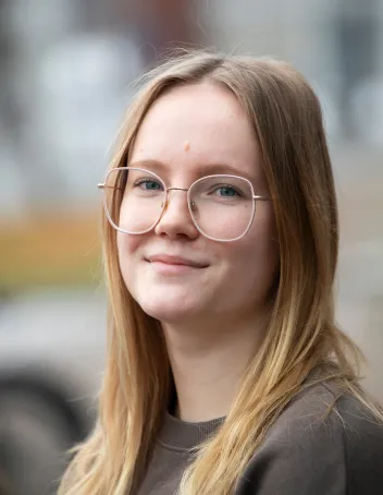Riikka Voutilaisen kasvokuva.